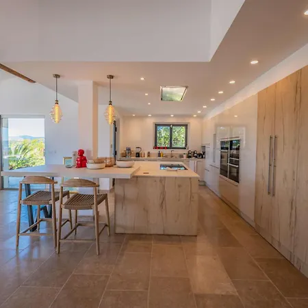 Villa Luxury House, St Tropez 20mns! Stunning View, Serene & Private Grimaud